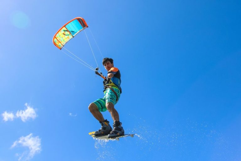 Kitesurfing – co warto wiedzieć na jego temat?